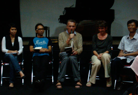 AnakKesembilan-LIP Peluncuran Anak Kesembilan di LIP Yogyakarta. Dari kiri-kanan: Saphira Zoelfikar (penerjermah), Antariksa (moderator), Ferenc Barnás (pengarang), Katalin (penyelaras), Anwar Holid (penyunting)